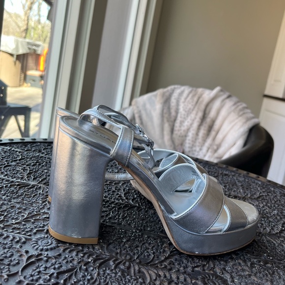 NEW STUART WEITZMAN DAYNA 100MM METALLIC LEATHER PLATFORM SANDALS IN SILVER 7.5 - Picture 6 of 11